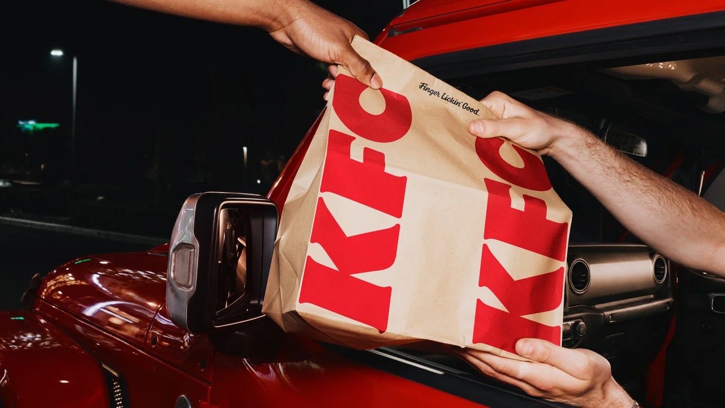Sac KFC à la nouvelle identité tendu à la fenêtre d'une voiture