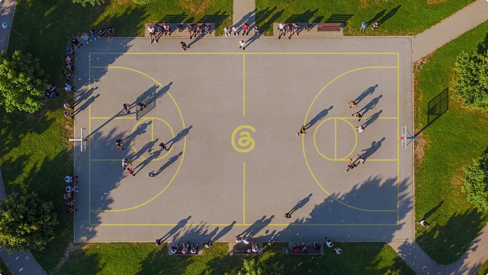 Identité Threads par Studio Nari : un terrain de basket vu du ciel avec le glyphe Threads peint au centre