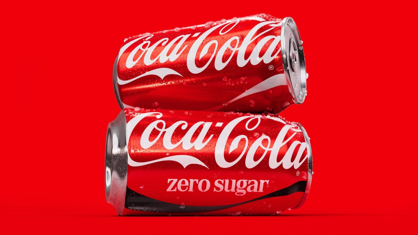 Deux canettes Coca-Cola couchées sur fond rouge, dont une Zero Sugar, avec le lettrage qui court le long du corps de la canette