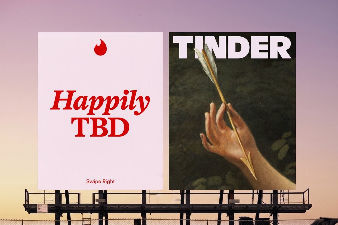 Deux panneaux d'affichage Tinder au crépuscule : à gauche Happily TBD en serif rouge sur fond rose, à droite une peinture à l'huile surmontée du nouveau lettrage TINDER