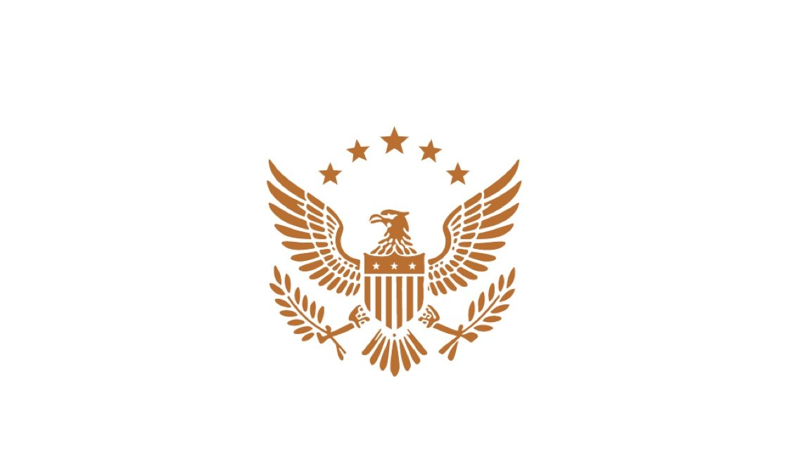 Insigne du President Donald J. Trump International Airport : aigle doré, écu à étoiles et rayures, rameaux dans les serres